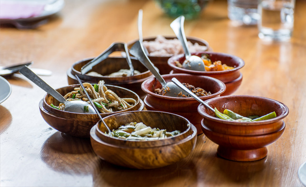 Bữa ăn Bhutan với các mảnh chén Dappa dùng để đựng món ăn