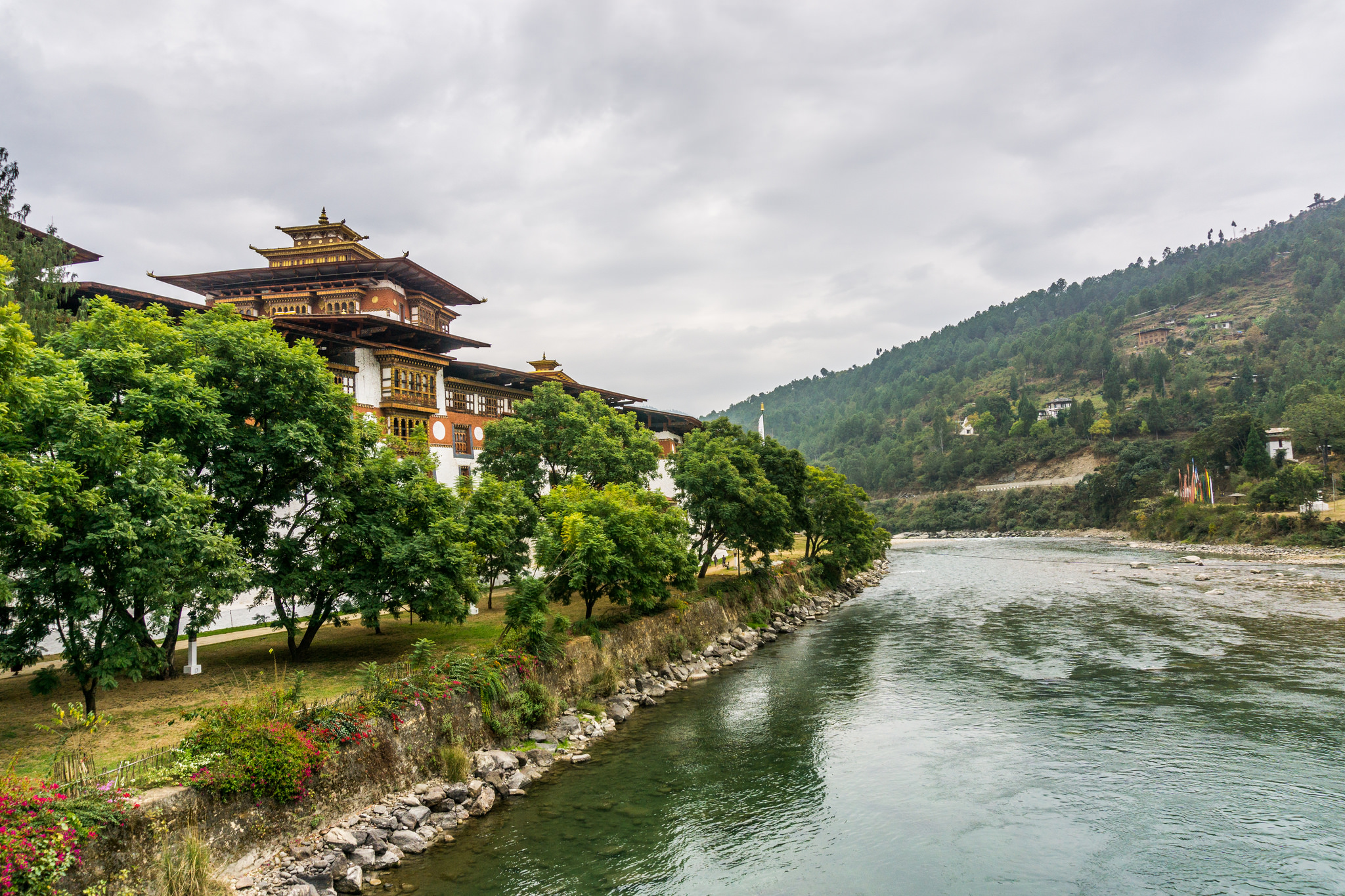 Phong cảnh tuyệt đẹp là thế, nhưng quy định du lịch tại Bhutan lại rất khắt khe cho du khách để đến đây.
