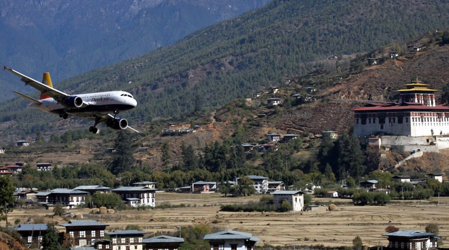 Máy bay hạ cánh tại sân bay Paro, Bhutan