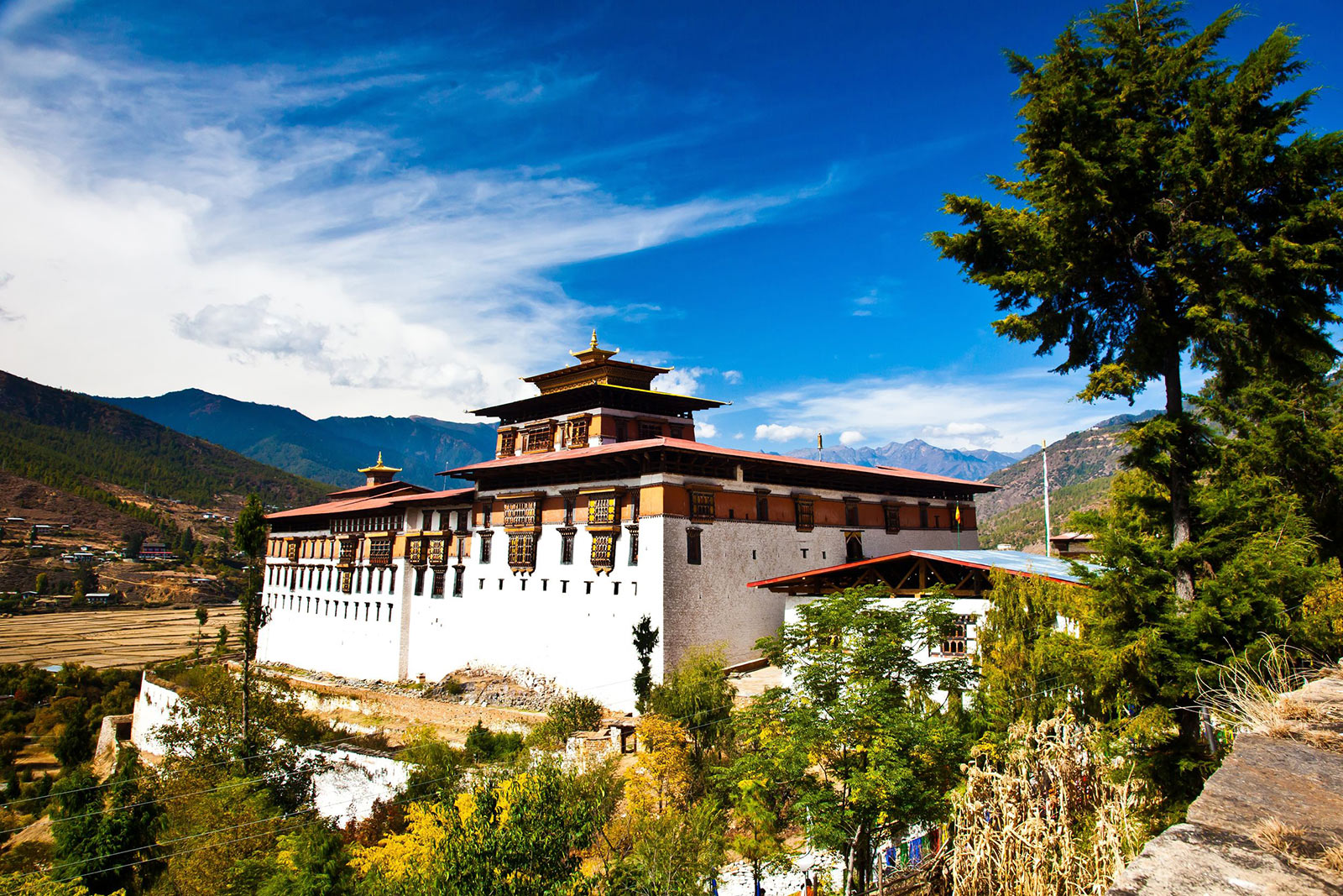 Bhutan nằm cách mực nước biển hơn 2,000 mét, đồng nghĩa với việc bạn dễ tiếp xúc ánh nắng mặt trời hơn bao giờ hết.