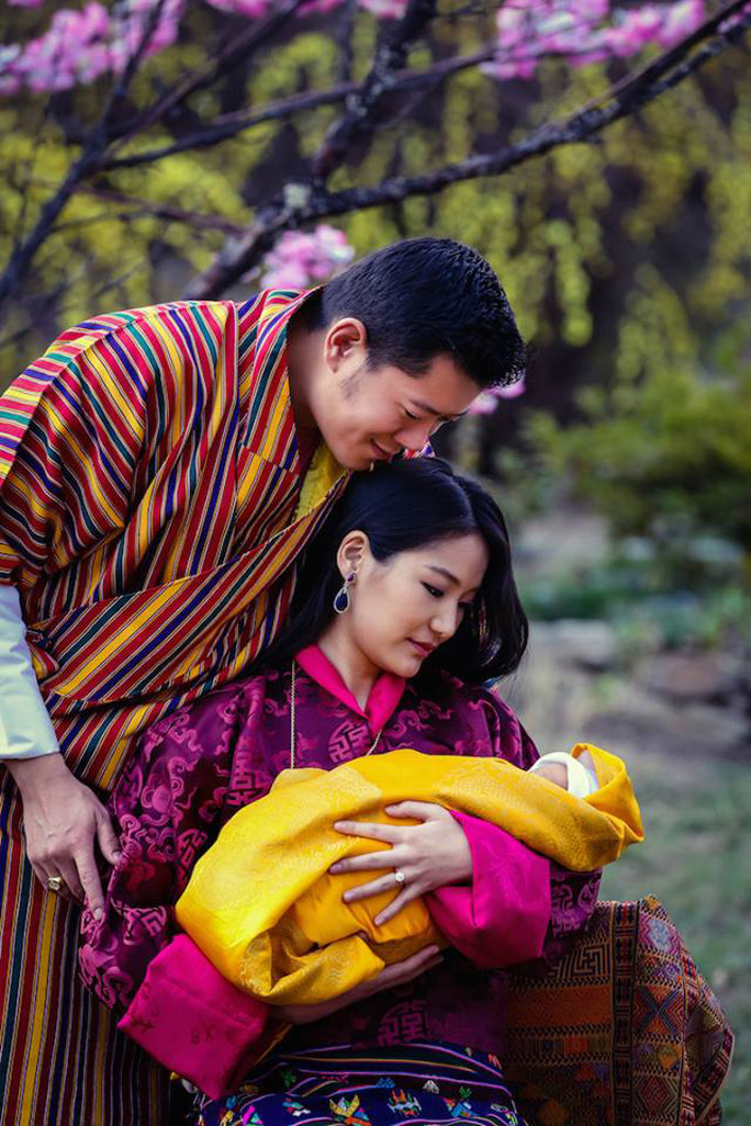 Hình ảnh Đức Vua, Hoàng Hậu và Hoàng Tử Bhutan